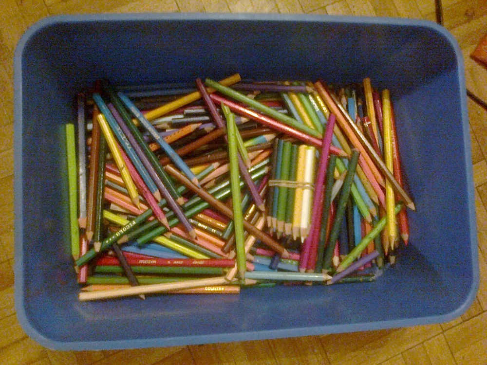 문구점의 색연필 더미