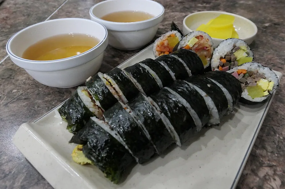 접시에 썰린 김밥
