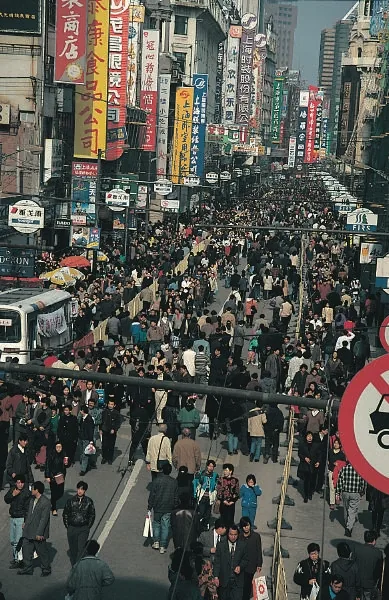 복잡한 도심 거리를 가득 채운 수많은 사람들